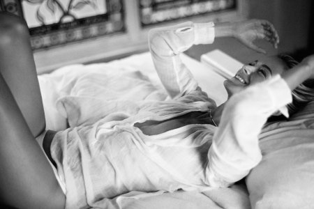 Девушка в белой рубашке