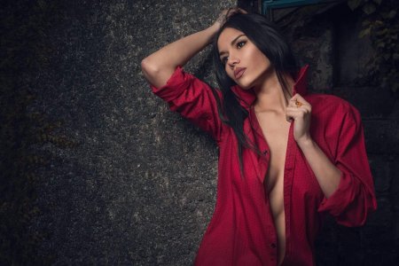 Девушка в красной рубашке