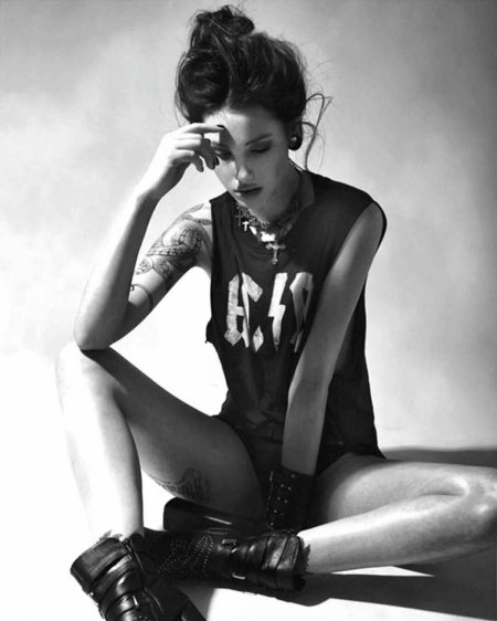 Девушка дерзкая