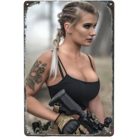 Красивые девушки с оружием