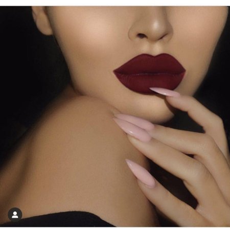 Красивые губы с помадой