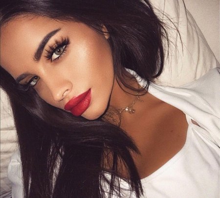 Красивая брюнетка