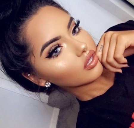 Брюнетка с пухлыми губами