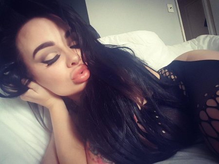 Брюнетка с большими губами