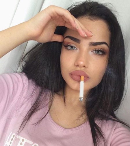 Девушка с пухлыми губами