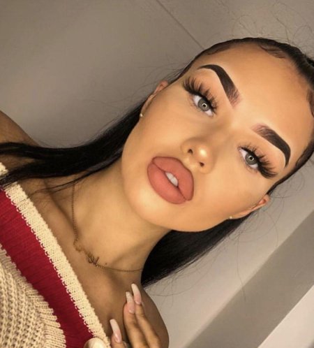 Красивые девушки с большими губами