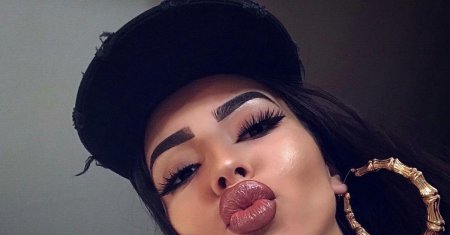 Девушка с большими губами