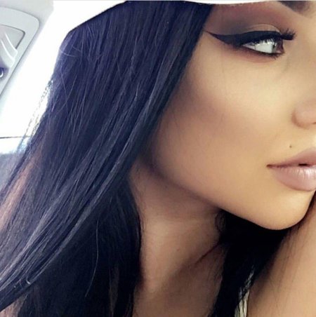 Брюнетка девушка