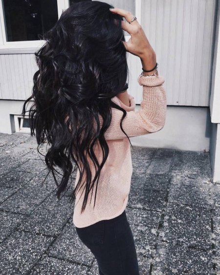 Брюнетка с длинными волосами