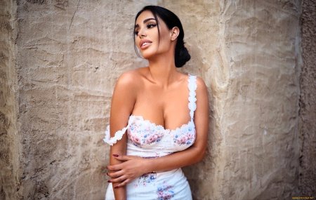 Красивые брюнетки с большой грудью