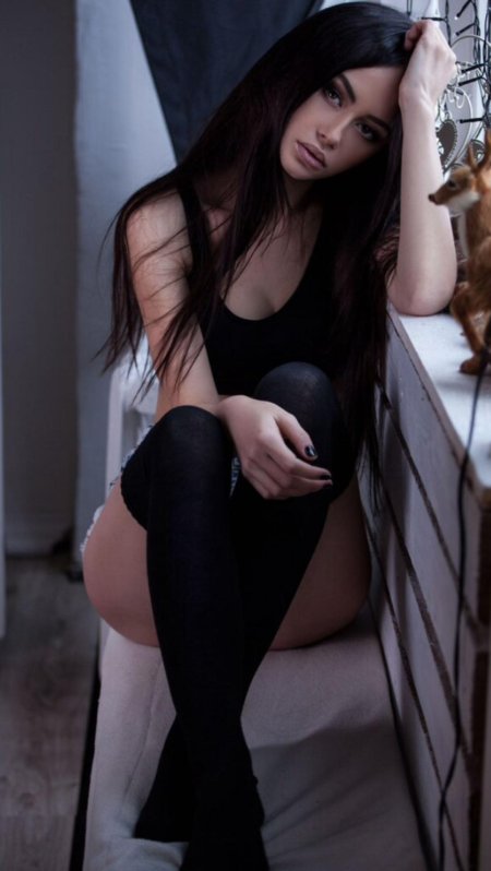 Длинноволосая брюнетка