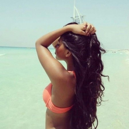 Брюнетка с длинными волосами на море