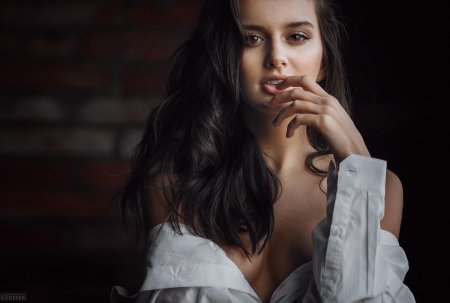 Брюнетка в белой рубашке