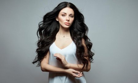 Брюнетка с длинными волосами