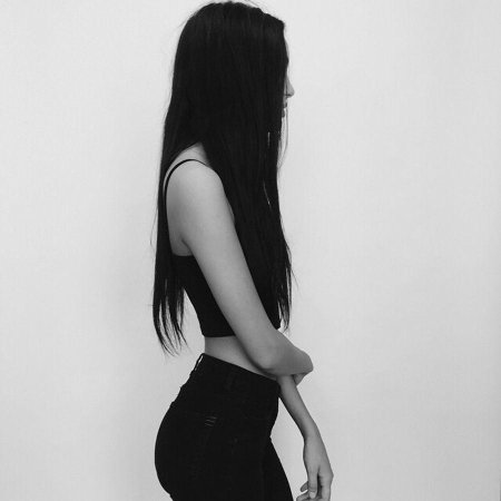 Девушка с длинными черными волосами