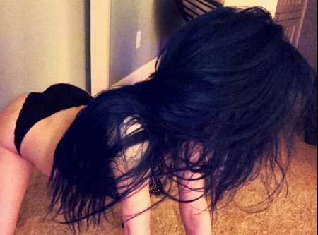 Брюнетка с длинными волосами