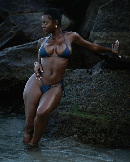 Негритянка в бикини и масле