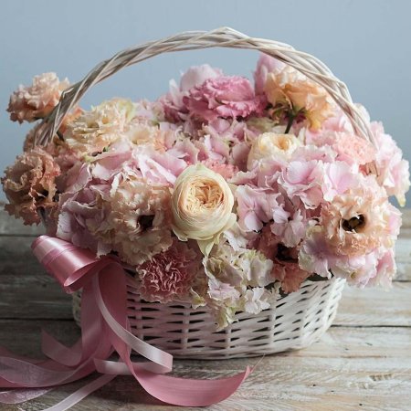 Корзина пионовидных роз