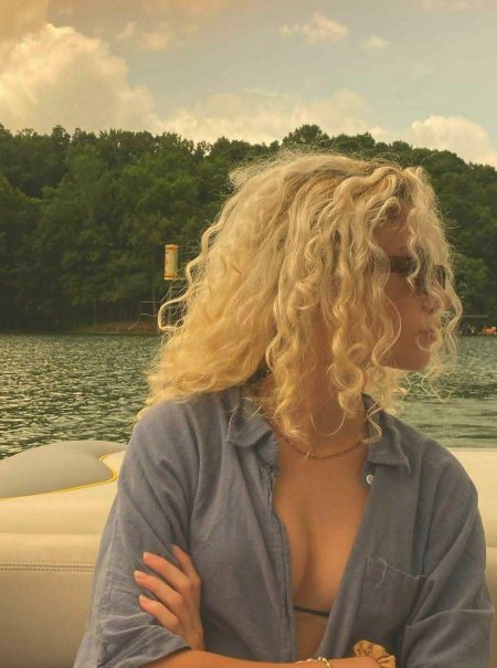 Кучерявая блондинка