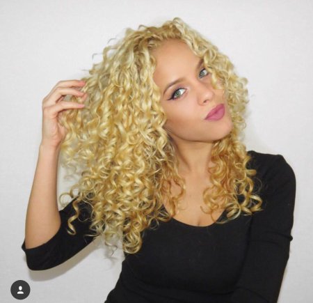 Кудрявая блондинка