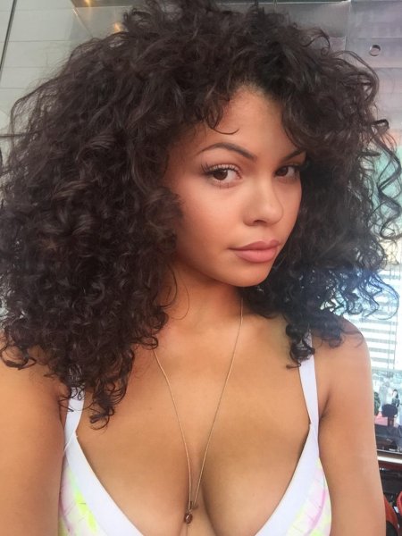 Кучерявая девушка