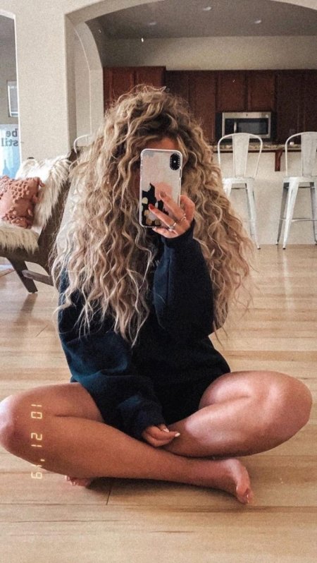 Кудрявая девушка