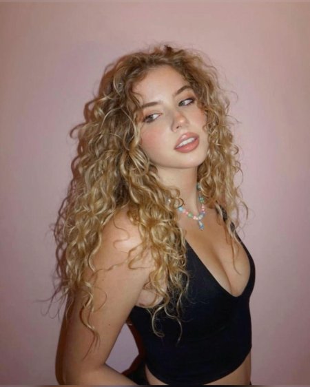 Кудрявая девушка