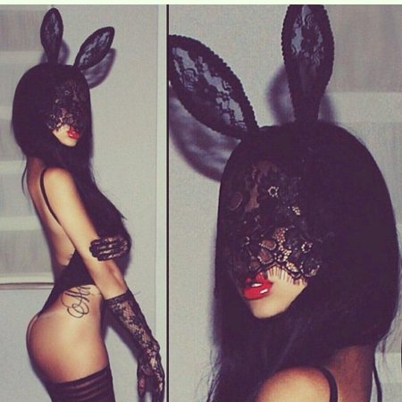 Девушка в маске кролика
