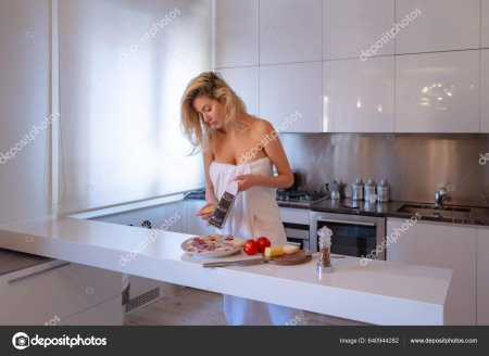 Девушка готовит на кухне