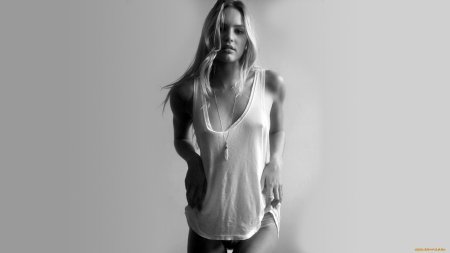 Девушки модели в футболках