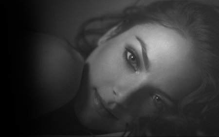 Черно белая женщина