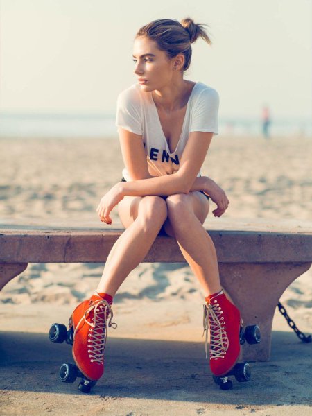 Девушка на скейтборде