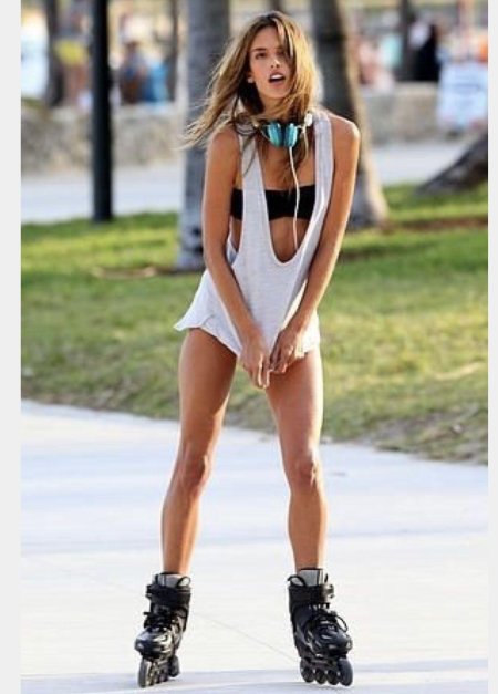 Алессандра амбросио на роликах
