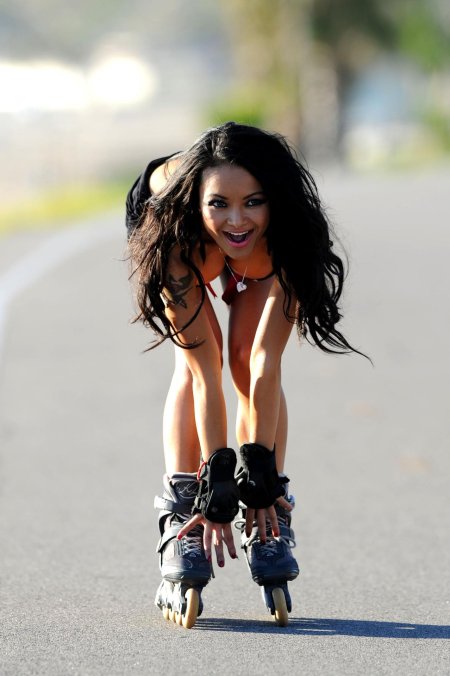 Тила текила катается на роликах