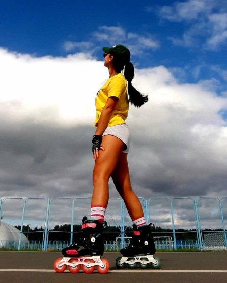 Девушка на роликах