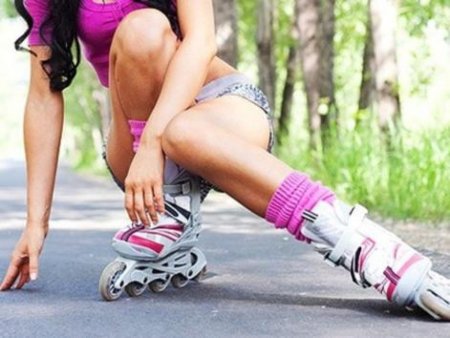 Кататься на роликовых коньках