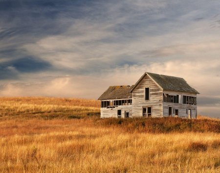 Заброшенный дом в поле