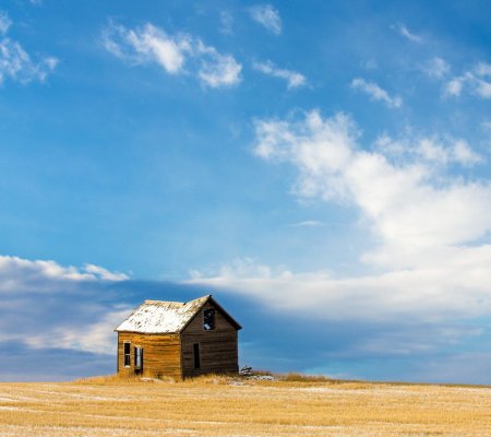 Дом на фоне неба