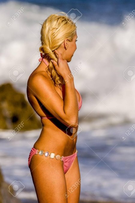 Блондинка бикини