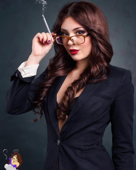 Женщина в деловом костюме