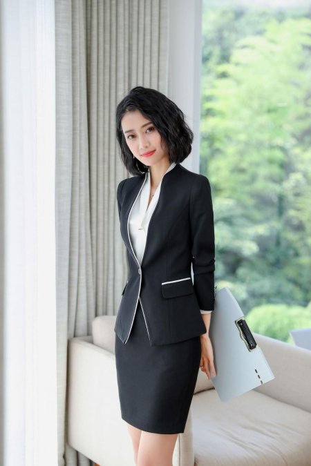 Женский деловой костюм с юбкой