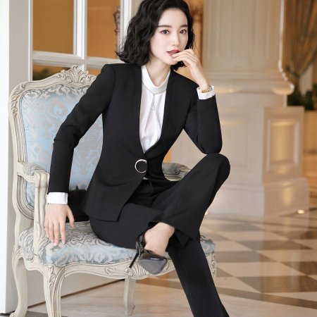 Черный деловой костюм