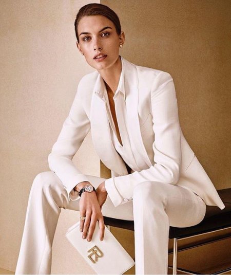 Девушка в брючном костюме