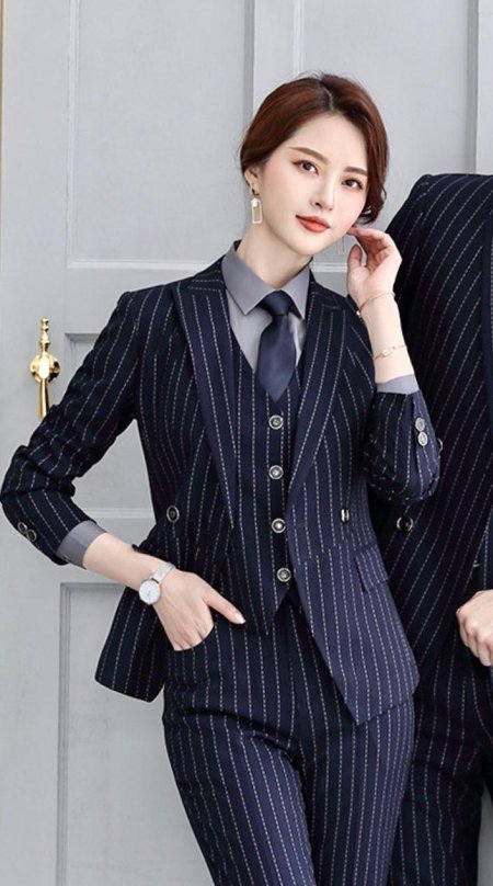 Деловой брючной костюм