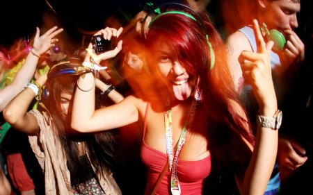 Девушка на тусовке