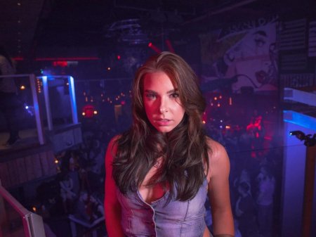 Девушка в клубе