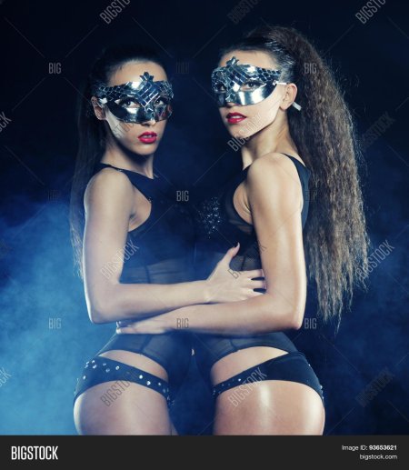 Стриптизерша в маске