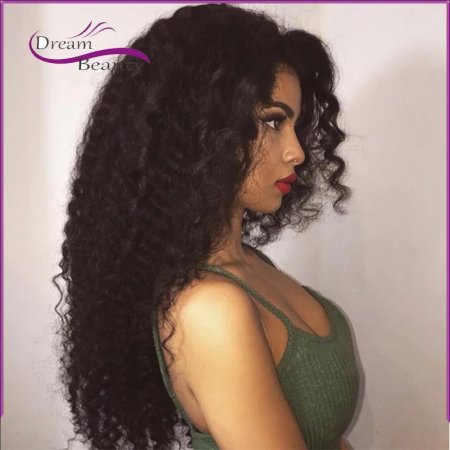 Кудрявая брюнетка