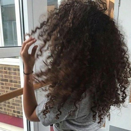 Кудрявые волосы у девушек