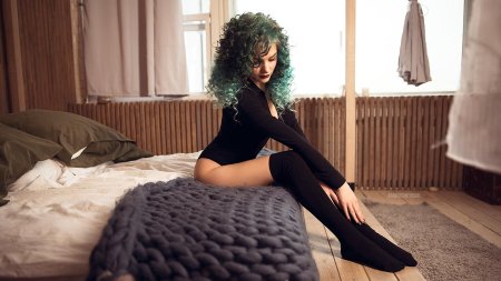 Красивая кудрявая девушка